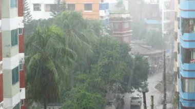 Bangladeş 'in Dhaka şehrinde yağmurlu bir günde eski konut binaları