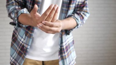 Sıradan giysili bir adam acı çekiyor. Yaklaş. 