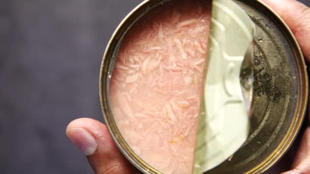 Thunfischkonserven auf Holztisch , — Stockvideo