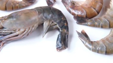 Masadaki Kral Karides 'in kapağını kapatın..