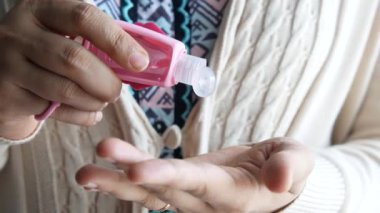  Kopya alanı olan el dezenfektanı kullanan genç kadınlar 