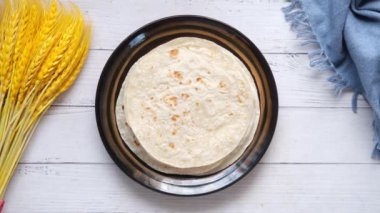 Masaya ev yapımı roti chapati koymak .
