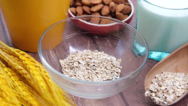 Butiran gandum yang belum matang jatuh ke dalam mangkuk di atas meja — Stok Video