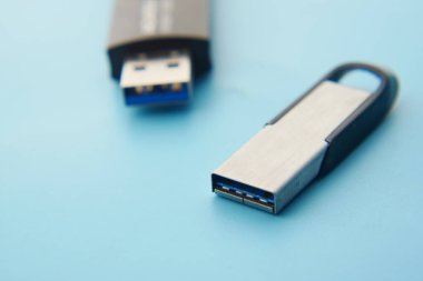 Mavi arkaplanda USB flaş bellek kapat 
