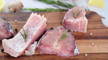 Yemek yapmaya hazırlanmak için doğrama tahtasındaki çiğ taze balık. ,