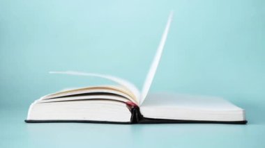 Bir masanın üzerindeki açık kitapları kapat 