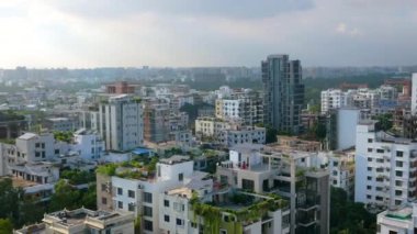 Güneşli bir günde Dhaka şehrinin konut ve finans binalarının yüksek açılı manzarası 