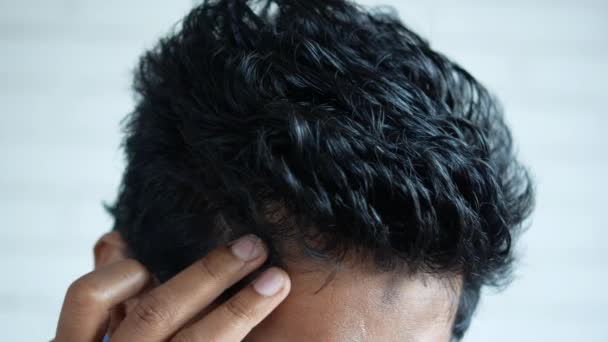 Концепція випадання волосся з чоловіком Перевірка волосся — стокове відео