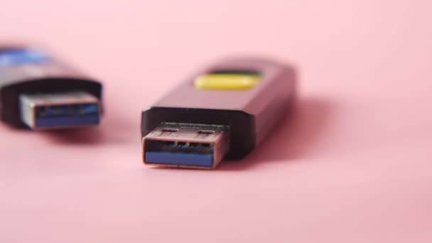 USB flash drive no fundo rosa fechar — Vídeo de Stock