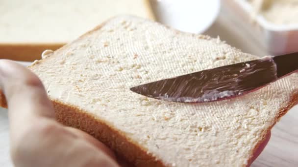 Niski fakt krem serowy rozsypany na chlebie — Wideo stockowe