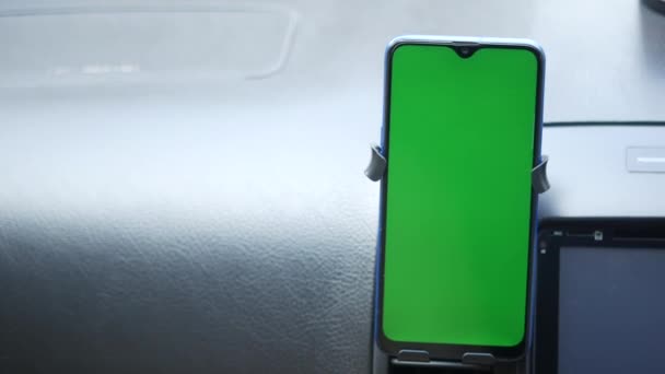 Έξυπνο τηλέφωνο με πράσινη οθόνη στο ταμπλό του αυτοκινήτου — Αρχείο Βίντεο