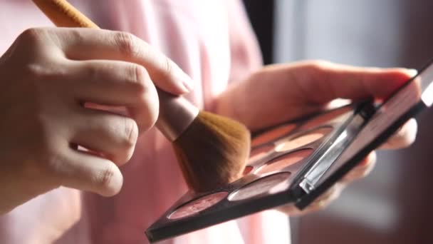 Jeune femme main tenant une ruée vers le maquillage — Video