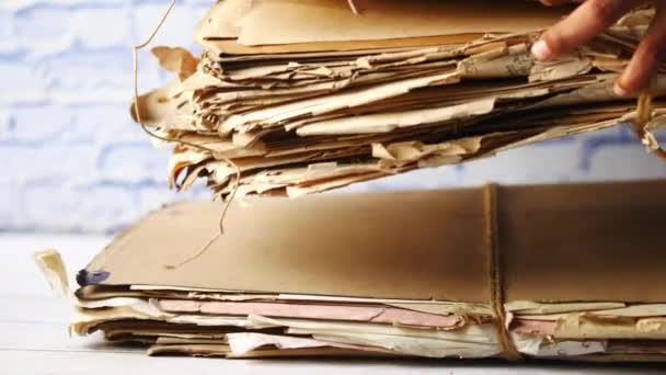Покласти стек старих паперів на стіл — стокове відео
