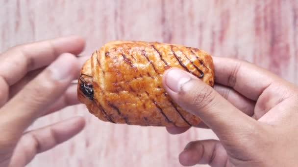 Tartsa tartsa friss sült croissant közeli — Stock videók