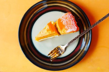 Masadaki tabakta çikolatalı ve kremalı pasta. 