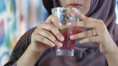 Genç kadınlar nar suyu içiyor. 