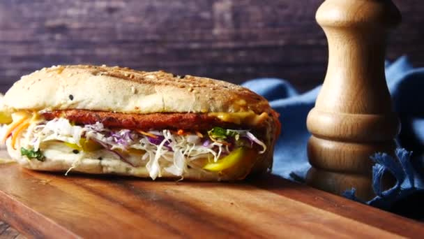 Детальный снимок клубного сэндвича на деревянном столе — стоковое видео