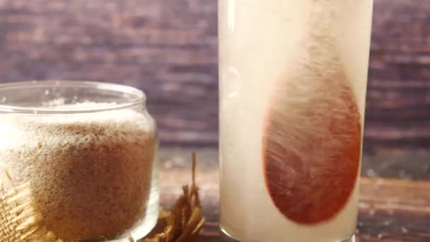 Sekoittamalla psylliumin siemeniä lasilliseen vettä — kuvapankkivideo