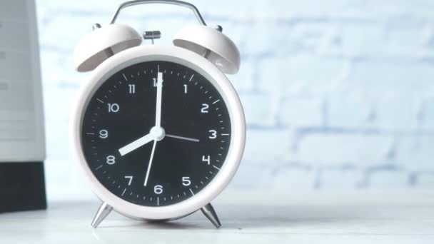 Calendário e relógio na mesa de perto — Vídeo de Stock