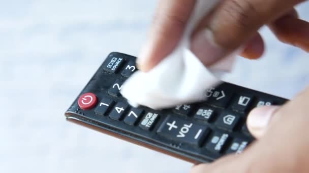 Reiniging Tv afstandsbediening met een antibacteriële weefsel.. — Stockvideo