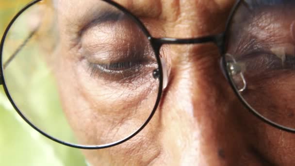 Λεπτομέρεια shot της ασιατικής ηλικιωμένες γυναίκες μάτι φορώντας παλιά γυαλιά — Αρχείο Βίντεο