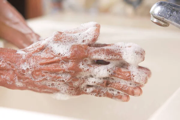 Mujeres mayores lavándose las manos con agua tibia jabón —  Fotos de Stock