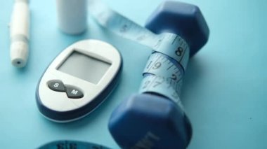 Masadaki diyabetik ölçüm araçlarını ve dambılları kapat 