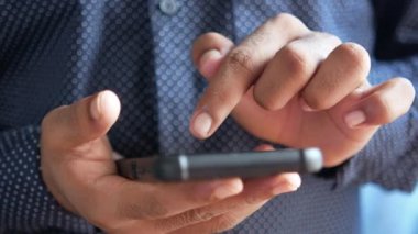 Akıllı telefon kullanarak genç adamın elini kapat..