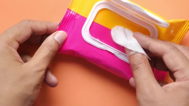 Man hand pick Czyszczenie mokre chusteczki na stole z miejsca do kopiowania — Wideo stockowe