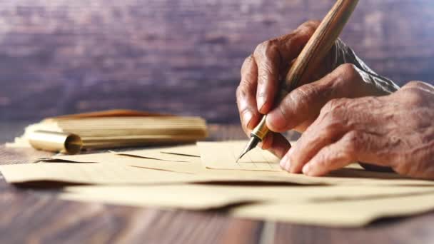 Senioren hand schrijven op een papier met een vulpen — Stockvideo