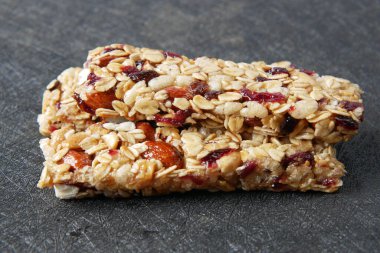 Badem, üzümlü ve yulaflı protein çubukları masada. 