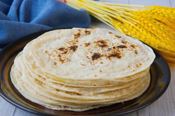 Házi készítésű roti chapati az asztalon . — Stock Fotó