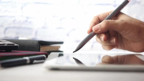 Mão das mulheres trabalhando em comprimido digital com caneta gráfica — Vídeo de Stock