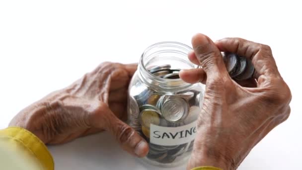 Femei în vârstă salvarea mâinilor borcan monede pe masă — Videoclip de stoc
