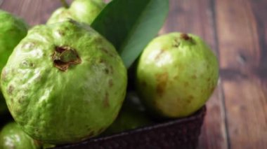  Masanın üstündeki kasede bir sürü guava var. 
