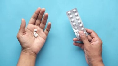 Mavi arkaplanda el ele tutuşan su toplayıcıların üst görünümü 