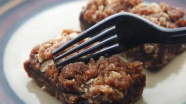 Sofrada çatalla meyveli çikolata kesiyorum. 