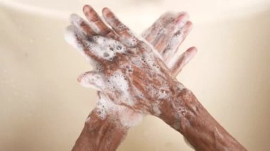  Yaşlı kadınlar ellerini sabunla sıcak suyla yıkıyor. 