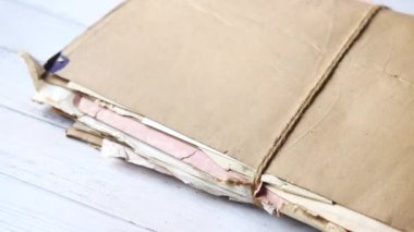 Masada bir yığın eski kağıt 