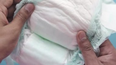  El ele tutuşun, bebek bezini yakın tutun. 