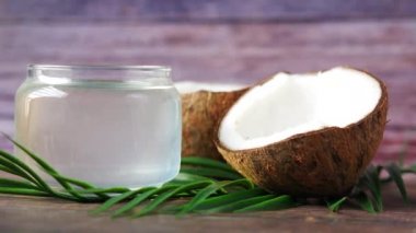 Masada taze hindistan cevizi ve bir şişe yağ var. 