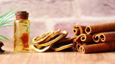 Temel turunçgil yağı, kurutulmuş limon ve baharat. ,