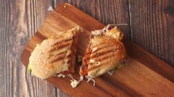 Mano scegliere un club sandwich sul tavolo di legno — Video Stock