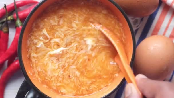 テーブルの上にチリと卵の伝統的な中国の卵ドロップスープ, — ストック動画