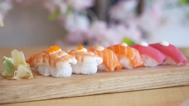 伝統的な握り寿司の鮭を箸でつまむ — ストック動画