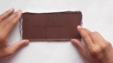 Beyaz üzerine siyah bir çikolata seç. 