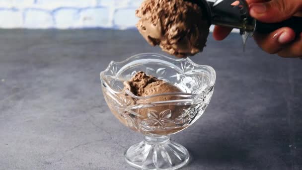 Κοντινό πλάνο του παγωτού σοκολάτας γεύση σε ένα δοχείο σε μαύρο φόντο — Αρχείο Βίντεο