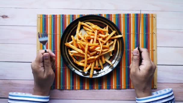 Talheres e batatas fritas placa no fundo de madeira de cima para baixo — Vídeo de Stock