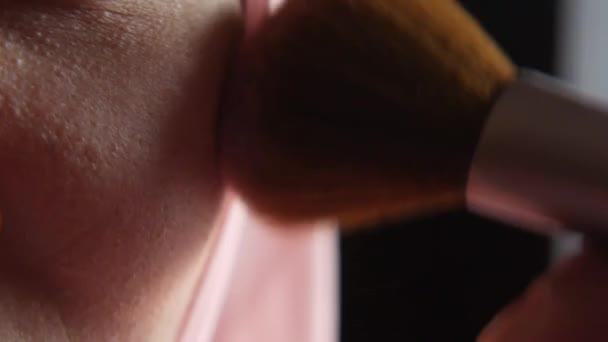 Joven dama mano sosteniendo un maquillaje rush — Vídeo de stock