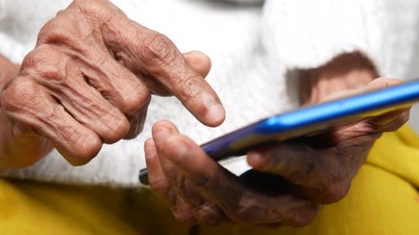 Mano de las mujeres mayores usando el teléfono inteligente de cerca — Vídeos de Stock